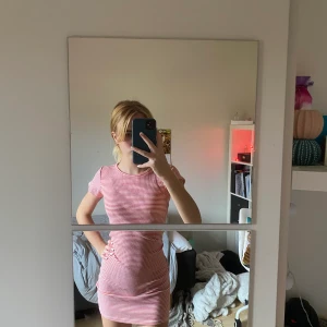 Rödrandig rak klänning - Röd och vit randig klänning i storlek 158/164 köpt på Cubus, inga synliga tecken på användning. Säljer pga dålig passform på mig. 