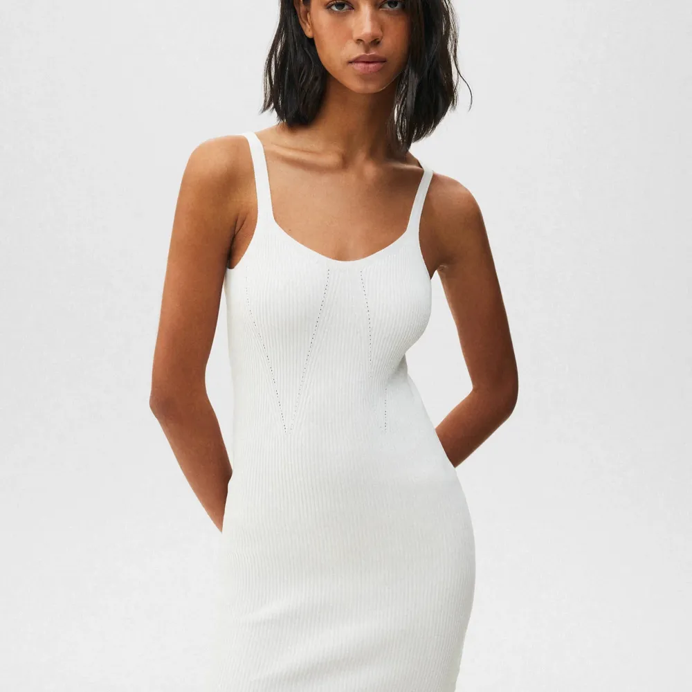 En vit klänning ifrån pull and bear som passar perfekt på sommaren. Klänningen är i storlek xs och knappt använd. Orginalpriset för klänningen är 299kr. Klänningar.
