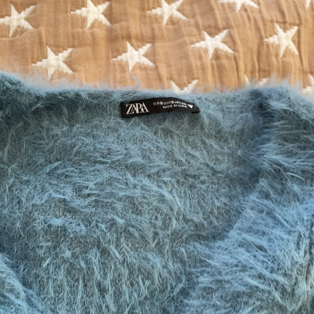 Blå fluffkofta från Zara. Tröjor & Koftor.