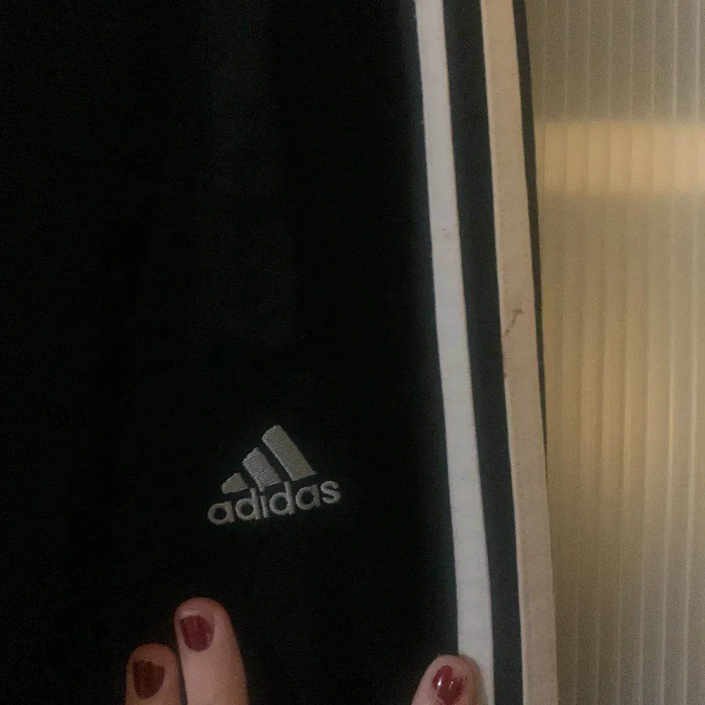 adidas byxor som passar s,m och large är väldigt stretchiga finns snören så man kan fixa i midjan💕. Jeans & Byxor.