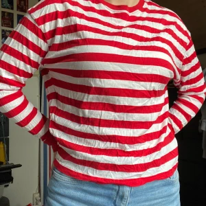Randig Långarmad  - En röd vit randig långarmad tröja. Storlek S.