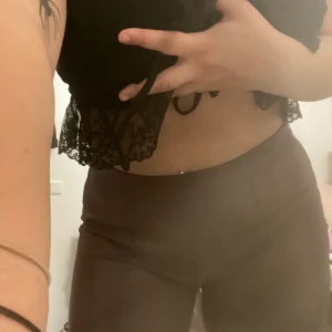 Vinröda ”läderbyxor” - Säljer dessa jättefina byxor! Byxorna är i fake läder och är rödbruna ish!  Jag har använt byxorna 1 gång tidigare.  Nypris: 299kr Säljes för: 199kr