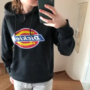 Säljer denna svarta Dickies hoodie, hyffsat använd men i väldigt bra skick.  Köpt för 750kr, säljer för 300kr + frakt.  Skriv privat för fler bilder/mer information eller om intresserad💞. 