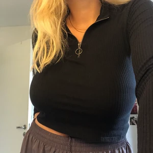 ribbad zip-up tröja - fräsch zipup tröja! ribbad, svart, lite croppad & riktigt skönt material. passar S-L beroende på hur man vill att den ska sitta