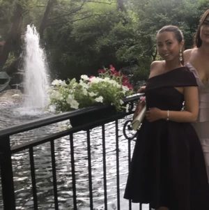 Klänning  - 🌼 Plommonfärgad klänning i storlek 34  från ASOS. Använd en gång på ett bröllop. Längre baktill. Den går till knäna på mig (jag är 157 cm lång för referens). Material: 87% polyester och 13% elastan. Köpt för 999 kronor.