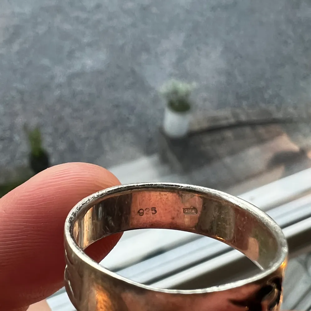 En äkta sliver ring från guldfynd, fint skick, nypris ca 250, priset kan alltid diskuteras, hör av dig för fler frågor!👍. Accessoarer.