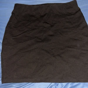 Svart kjol - Kort kjol, kan vara mid rise/low Waist. Passar xs-m, den är stretchig.