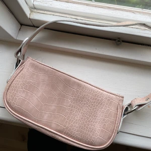 Rosa väska - Jättesöt väska från Asos! Perfekt storlek och är den perfekta detaljen till outfiten💕 Köparen står för frakten, fråga för fler bilder på den!💗