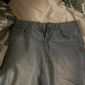 Jeans barn kjol - Jeans barn kjol i storlek 158/164. Den är mycket använd men inte sliten alls :)