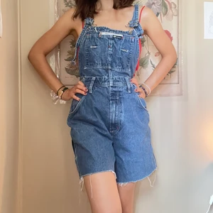 retro hängselbyxor  - hängselbyxor köpt på beyond retro. finns en defekt det är en av metallkrokarna på hängslet som är sönder men får att byta ut. skriv till mig så skickar jag fler bilder! 