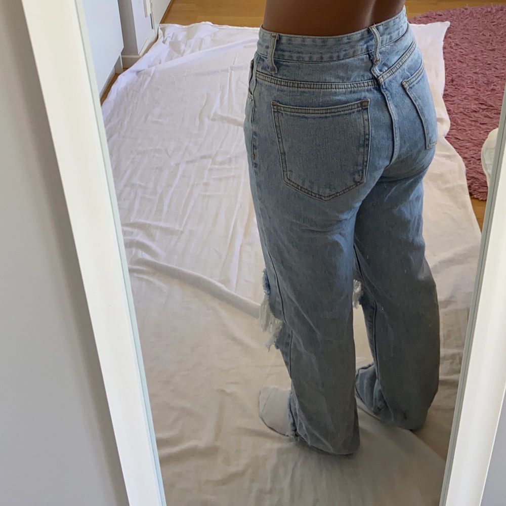 Blå ripped jeans med hög midja. Raka / straight leg i modellen. För referens ä jag 160 cm (dess är för långa för mig) och midjemått ca 65-70cm. Jag har oftast stl 36 i jeans. Enda defekten är att det är lite fläckar längst ner på ena benet (se bild 3). Jeans & Byxor.