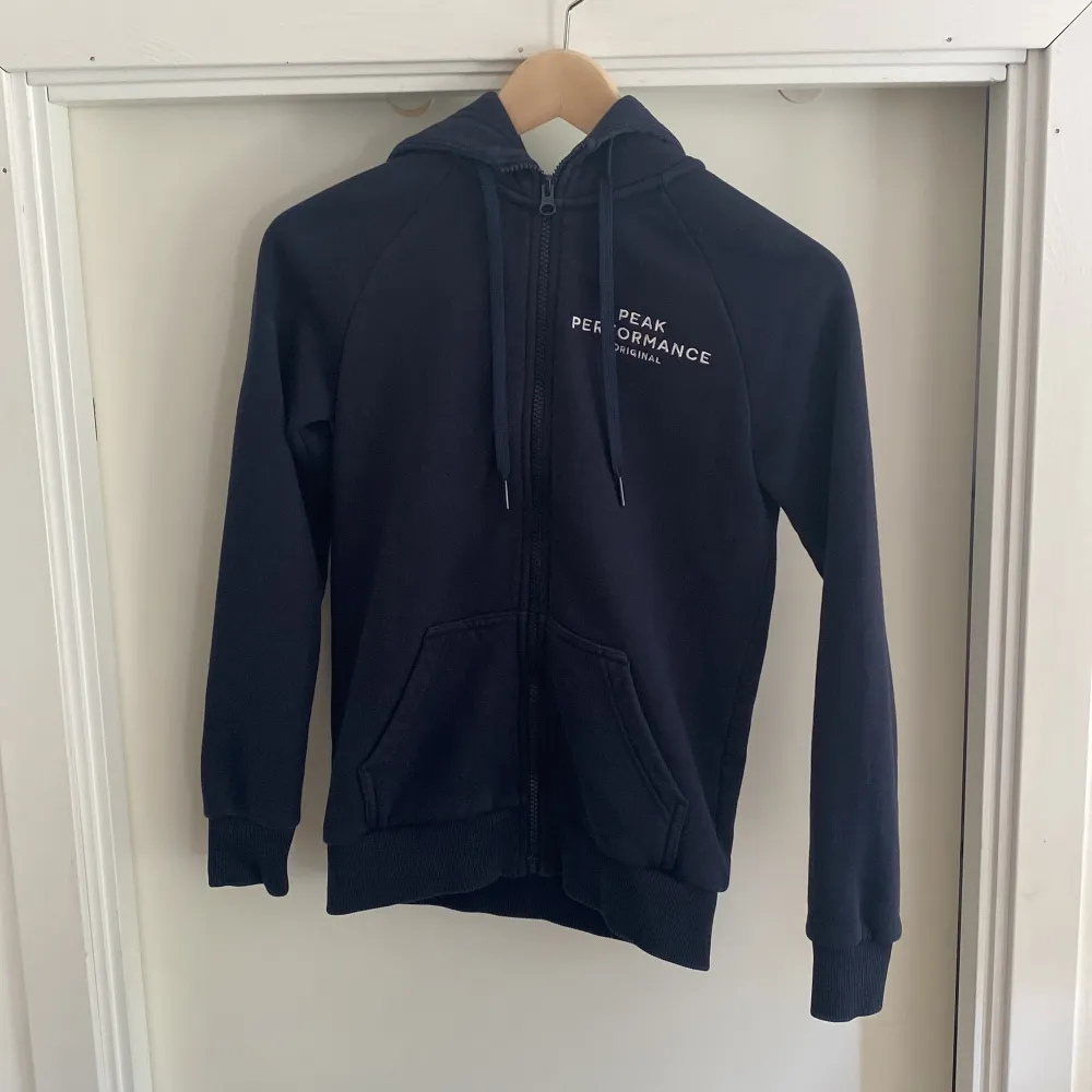 Säljer min marinblåa peak hoodie med dragkedja i storlek XS, inga defekter men väl använd. 💙. Tröjor & Koftor.