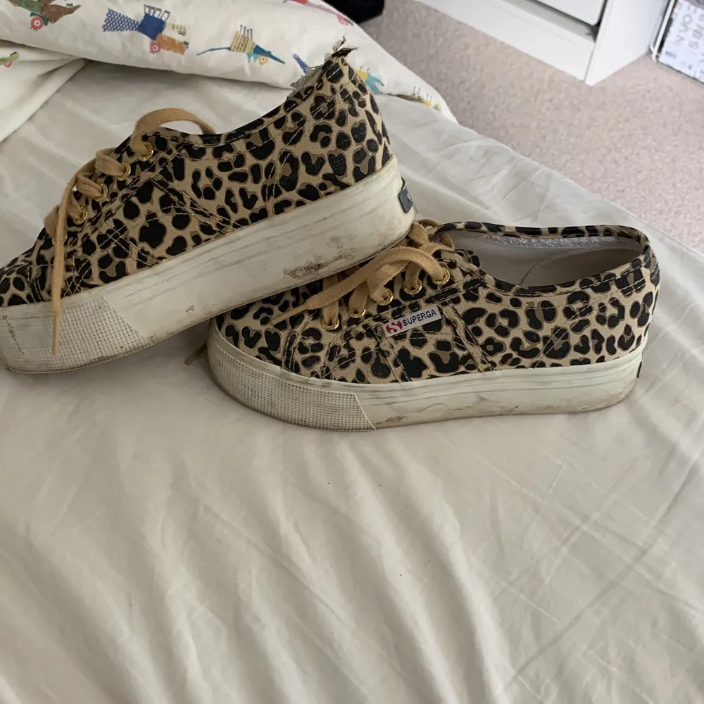 Ett par skor från Superga, i leopard mönster!🐆 Superfina och bra pris! Lite smutsiga, men kan tvättas!Kontakta vid intresse!🧡. Skor.