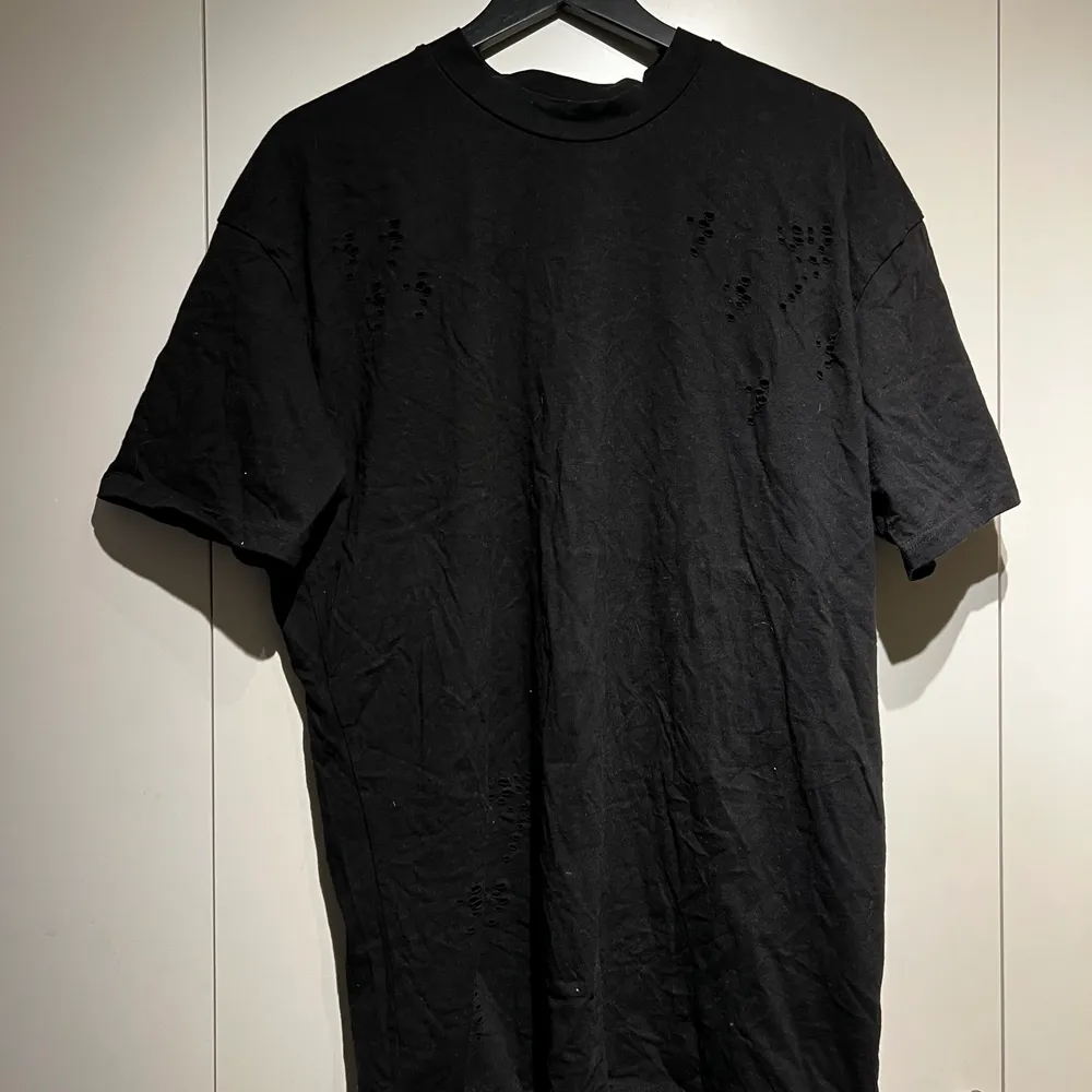 Svart t-shirt oversized med hög halsmudd och slitningar  Cond 10/10. T-shirts.