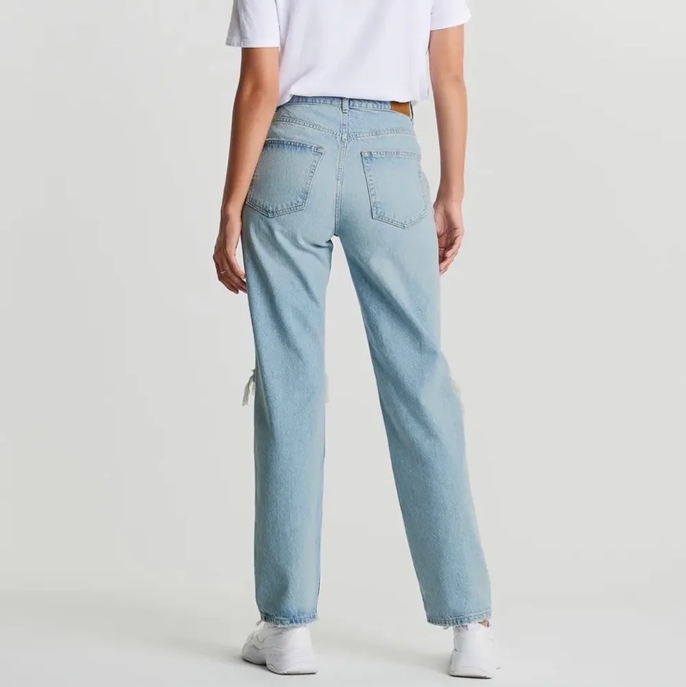 Säljer ett par jeans från Gina tricot i modellen 90’s. Fint skick, skriv vid frågor eller fler bilder på jeansen.. Jeans & Byxor.