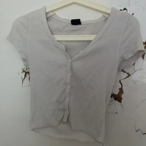 Gina tröja s -  t-shirt från gina den e väldigt fin men använder den inte länger💕,har använt den några gånger men inte fel på den,stolt S men jag brukar ha M o den sitter bra på mig.🫶🏽 Pris kan diskuteras💕🫶🏽