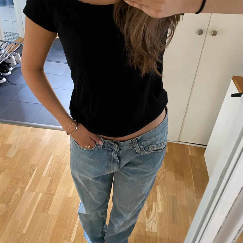 Så coola jeans som köpts second hand. Frakt tillkommer . Jeans & Byxor.