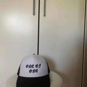 One of one keps  - Helt ny keps från one of one aldrig använd köpt nyss,  säljer på grund av att köpte två kepsar 