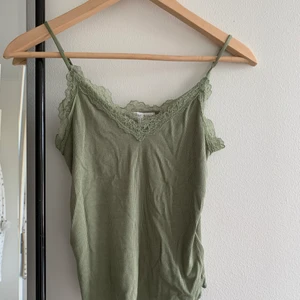 Grönt linne strl S - Ett grönt linne från new yorker , ganska trendig, använd få gånger , storlek S , för mer bilder skriv privat