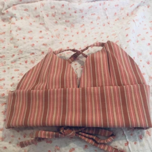 Egensydd halterneck topp - En Egensydd halternecktopp i Xs med material från secondhand.🌷