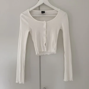 Vit tröja med knappar - Från Gina Tricot men aldrig använd. Inga defekter, skönt material 🤍