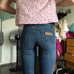 Wrangler jeans - Blåa wrangler jeans. Lågmidjade bootcut jeans. Midjemått ca 70cm och innerbenslängd 83cm. Knappt använda så i fint skick. 
