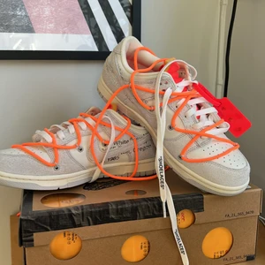 Nike X Off-White dunks - Tja! Säljer mina Off-White dunks LOT 31. De är aldrig använda och är i storlek 42, US 8.5 Vann de på SNKRS appen augusti 2021. Dm för fler bilder. (Pris kan diskuteras, kan även byta mot något)