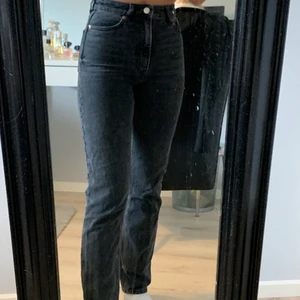 Monki - Säljer Jeans från Monki använt lite men som nya, 150kr+frakt💗
