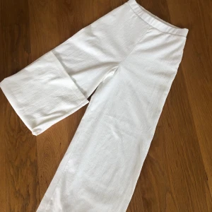 Vita byxor - Vita byxor ifrån Nelly, storlek S. 100kr plus frakt 💓