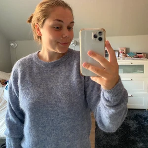 Stickad tröja Carin Wester storlek S - Superfin tröja nu en sval sommarkväll till exempel. Endast använd fåtal gånger. Blå i lite olika nyanser. Helhet mycket bra. Däremot använder jag den alldeles för lite. 