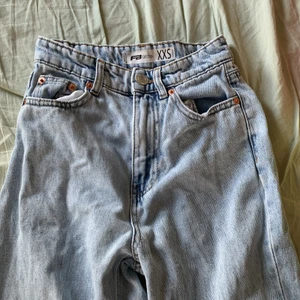 Jeans - Använd endast 2 gånger, är XXS men tycker det passar som 32 eller 34.