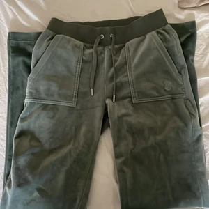 Gröna juicy byxor - Super fina juicy byxor som tyvärr inte kommer till användning mer därav säljer jag dom. Köpte dom för några månader sen men har använt dom sparsamt och dom är i mycket bra skick.