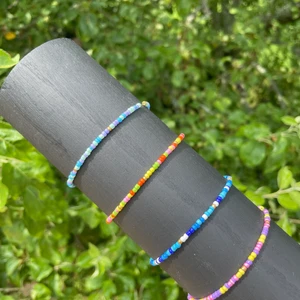 Armband till välgörenhet  - Hemgjorda armband av tre tjejer som driver ett RS-företag där 10% av vinsten går till välgörenhet.  1 för 80kr + frakt 2 för 150kr + frakt  3 för 200kr + frakt  Beställningar sker via DM på Instagram och Plick.