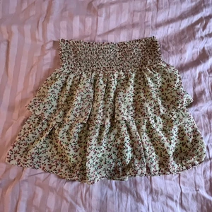 volangkjol  - säljer en fin volangkjol från vero moda, köpte den  förra sommarn men den kommer aldrig till användning då den också är för stor för mig ❣️