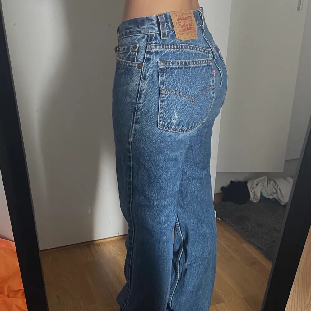 Säljer mina riktigt snygga Levis jeans i modellen 517. De är slimfit med lite bootcut längst ner. Storleken är W29 L30 Dom är i jätte fint skick, inga defekter. Skickar gärna fler bilder om det önskas! Priset kan diskuteras💕   . Jeans & Byxor.