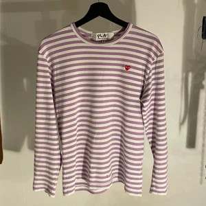 CDG longsleeve ”Medium” - Säljer en lila Comme des Graçons longsleeve i storlek ”Medium”. Det är två fläckar på armarna samt 3 hål på framstycket (se bild 3) därav ett billigare pris.