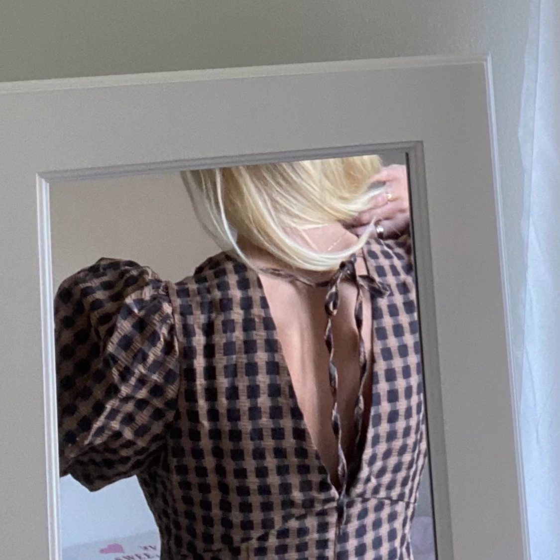 V-ringad rutig kortklänning - 90