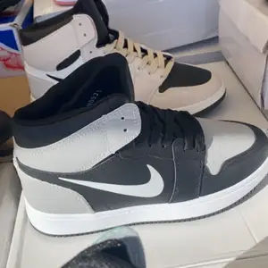 Söker Jordan skor som i denna bilde!! 38 storlek färg svart eller grå 