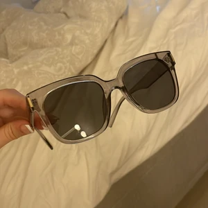 Glasögon - Säljer Dessa jättefina glasögon, liknar chimi väldigt mycke, aldrig använda och skickar dom i ett fodral med putsare 