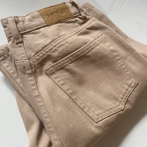 Beiga jeans från Monki i storlek Sh - Beiga jeans från Monki som tyvvär inte längre passar. Dom är i super bra skick och knappt använda❤️Skriv för fler bilder! 