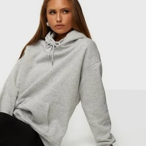 Grå Hoodie - En lång grå hoodie med sammansatta fickor på framsidan FÖRST TILL KVARN😊