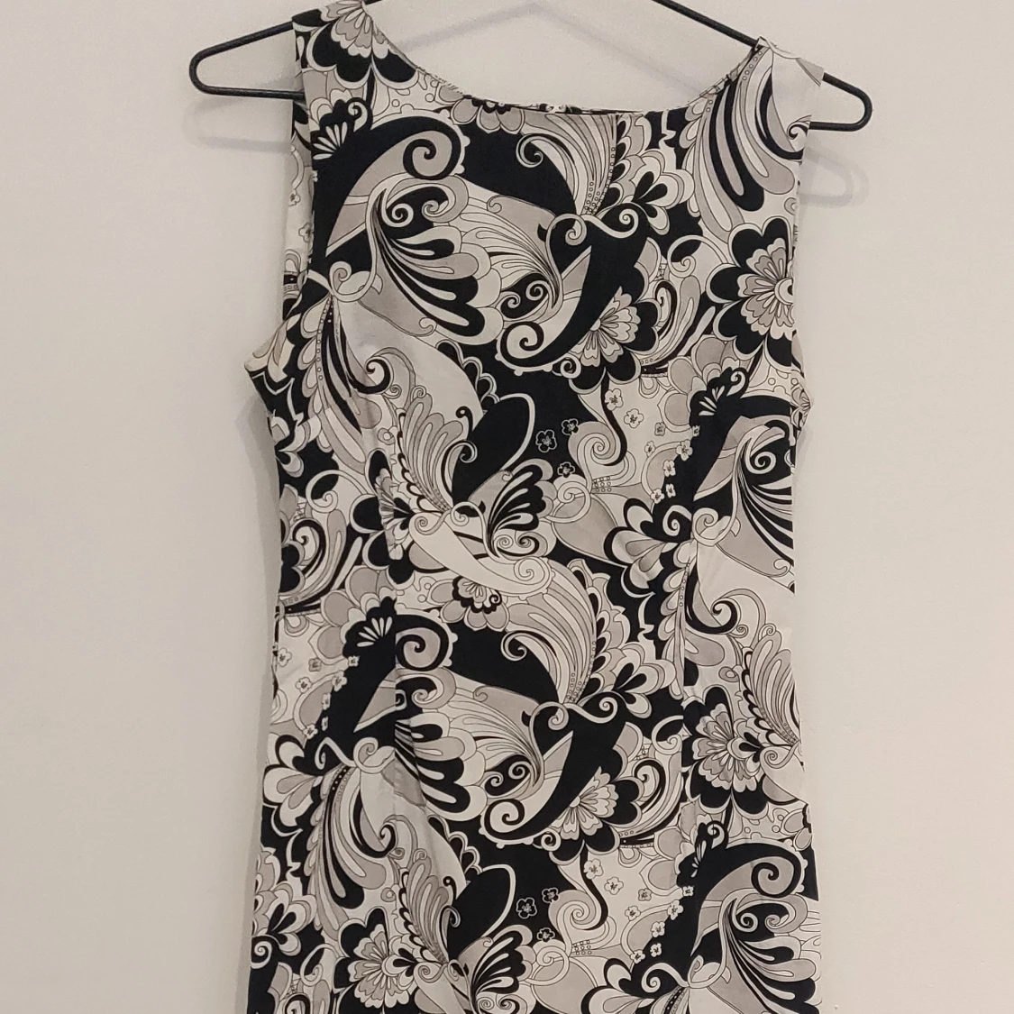 Jättefin klänning i 60-talsstil i snyggt svartvitt mönster. - 91