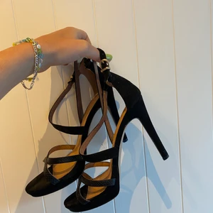 Klackskor  - Klackar från H&M i storlek 39! Använt men fint skick. Hör av er vid frågor 