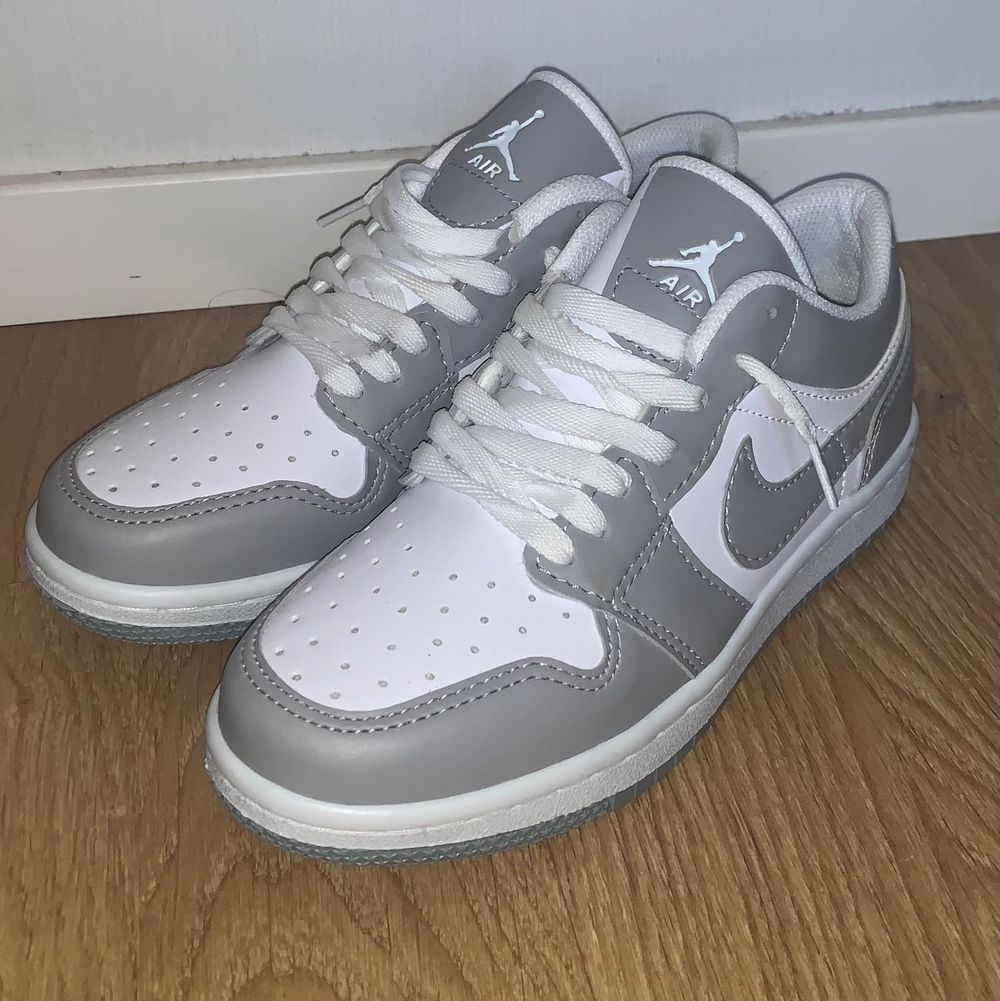 Nike jordans i stl. 38. Kvitto saknas därav priset. Finns kvar, skriv DM vid intresse. . Skor.