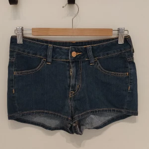 Korta jeansschorts i stretch från HM - 69% bomull, 18% polyester, 12 viskos, 1% elastan. Aldrig använda, prislappen kvar 