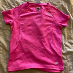 Rosa träningströja - Säljer denna fina rosa tränings t-shirten från Karhu, storlek 130. Den är knappt använd/nyskick. Säljer pga att den är för liten för mig.  Jag säljer för 20kr + 29kr frakt! Hör gärna av er vid intresse eller frågor!💕
