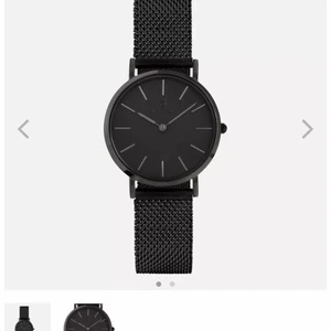 Svart klocka som passar allt! - Säljer denna klocka som jag köpt för nåt år sen! Har insett att jag inte använder den så mycket så säljer den! Är i nytt skick och skickar med en låda som förvaring! Skriv gärna privat istället för ”BUY NOW”:)