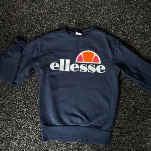 Ellesse sweatshirt - Säljer min sweatshirt från Ellesse som endast är använd 1 gång.  Skick: som nyskick Storlek: S Nypris: 500kr