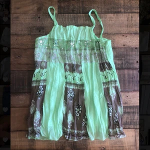 Grön sommar topp - SUPER SÖT! Grön sommar topp, är så ledsen att den är förliten! Säljer för 60kr+ frakt om du undrar över något fråga bara💕 Den är Xs