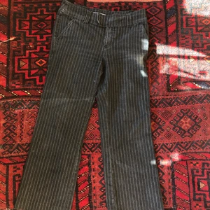 Kritspetsrandiga byxor - Gott skick!!